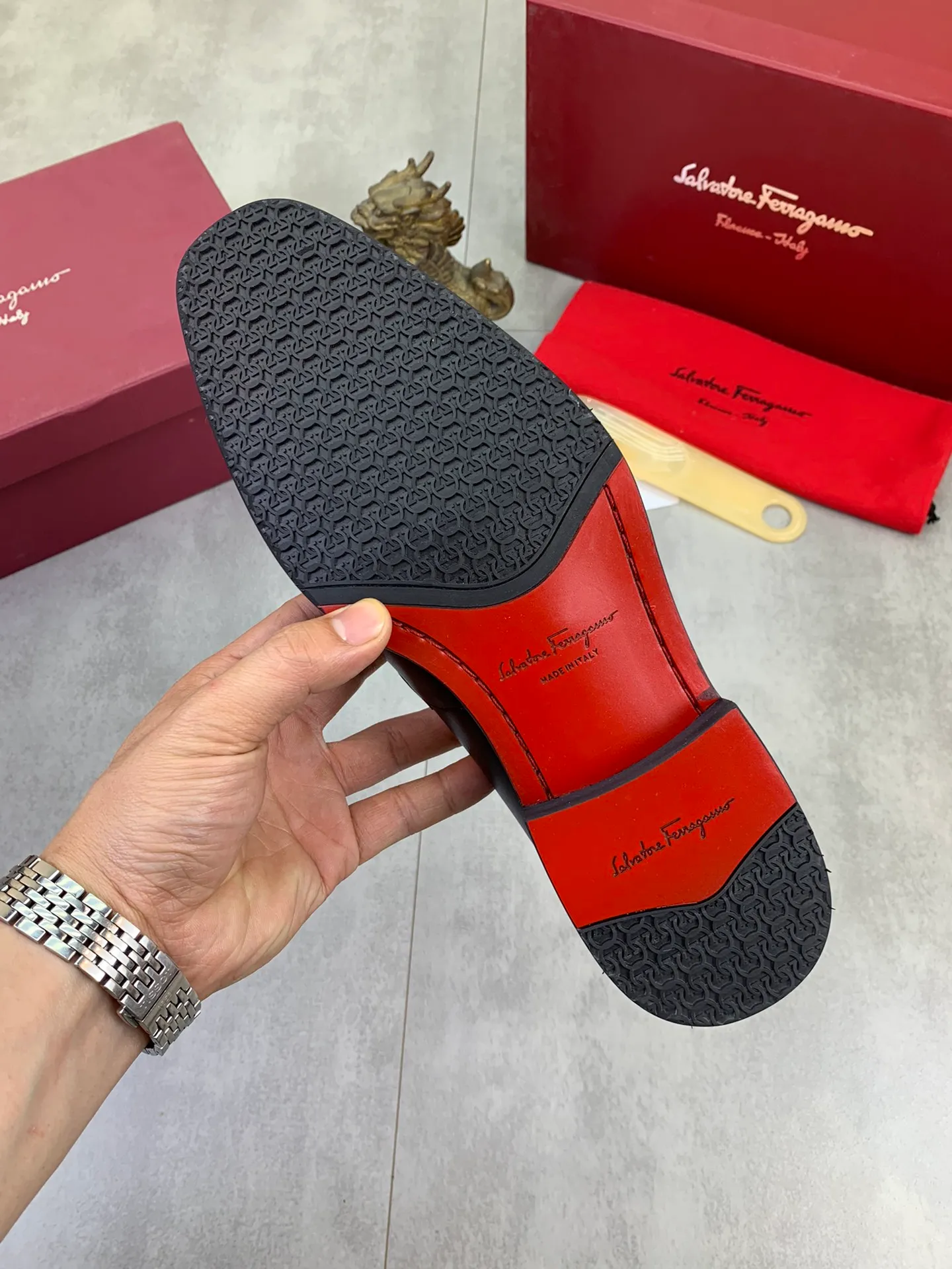 Men's Men's Shoes 💰P460💰[New Style] Water-dyed Niuli 🆘[Salvatore Ferragamo] Ferragamo's latest casual business leather shoes for men! Available at counters simultaneously! The fabric is made of specially imported original calfskin, and the interior is made of imported water-dyed cowhide. It is absolutely luxurious and leads the fashion trend. Matching code: 38-47 black optional